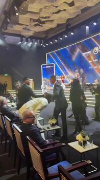 C罗进场时主动握手,亚马尔、博格巴和登贝莱纷纷起身回应🫠
