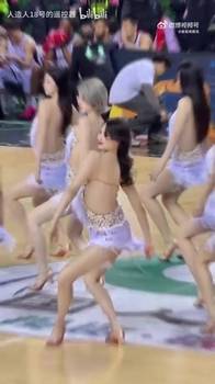 😘这套衣服是真的好看！同曦啦啦队是CBA第一档的吗？